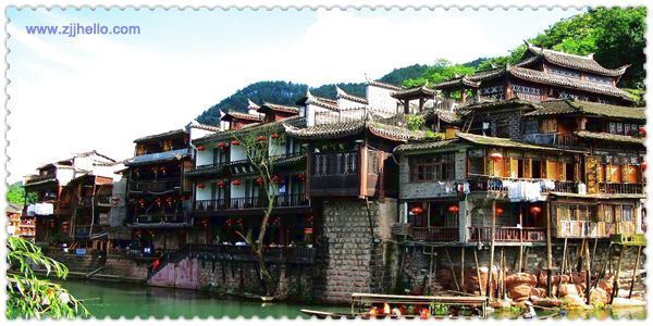 張家界、黃石寨、金鞭溪、袁家界、天子山、十里畫(huà)廊、黃龍洞、寶峰湖、天門(mén)山、鳳凰古城四日游